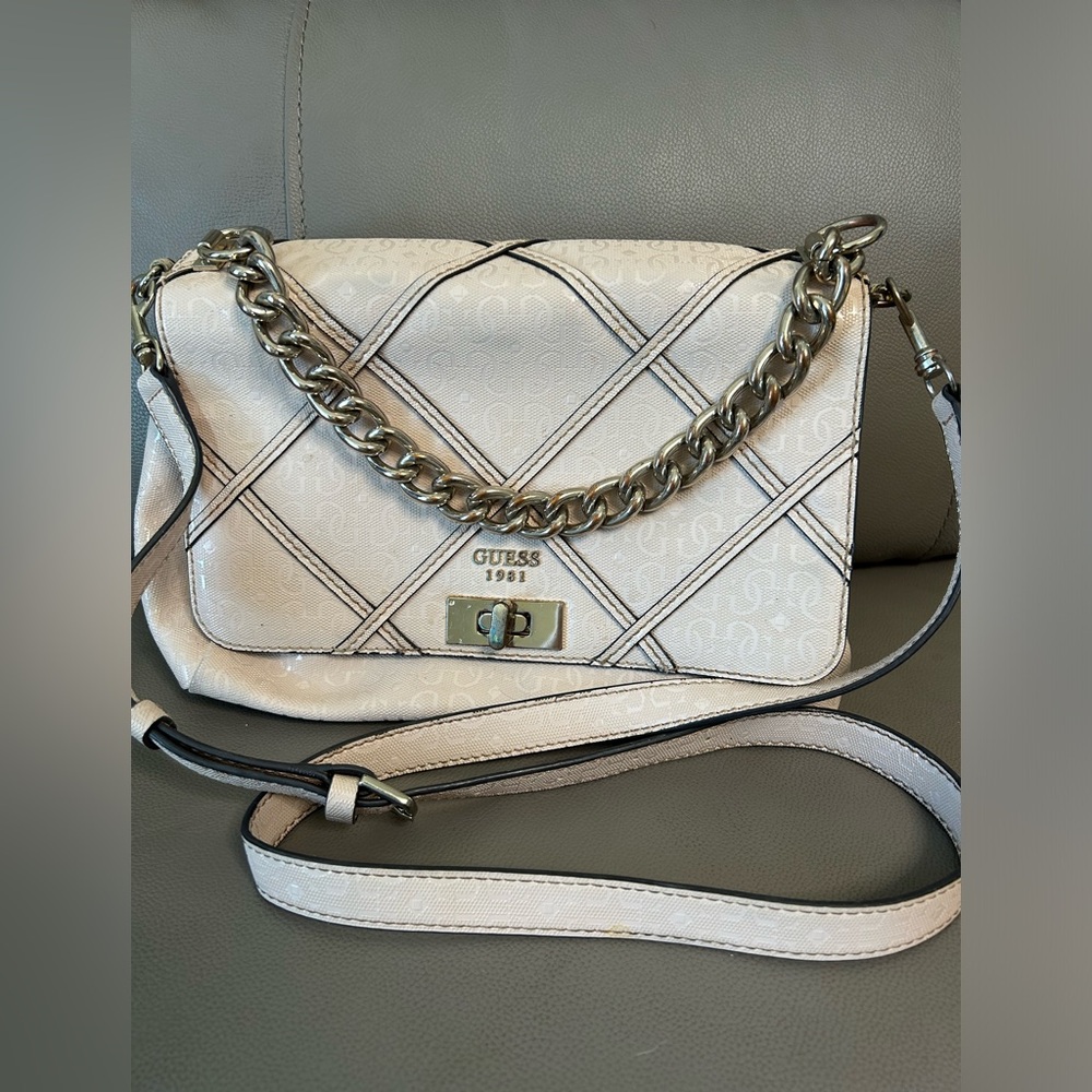Light pink Guess purse. Little wear and tear. In good condition!
